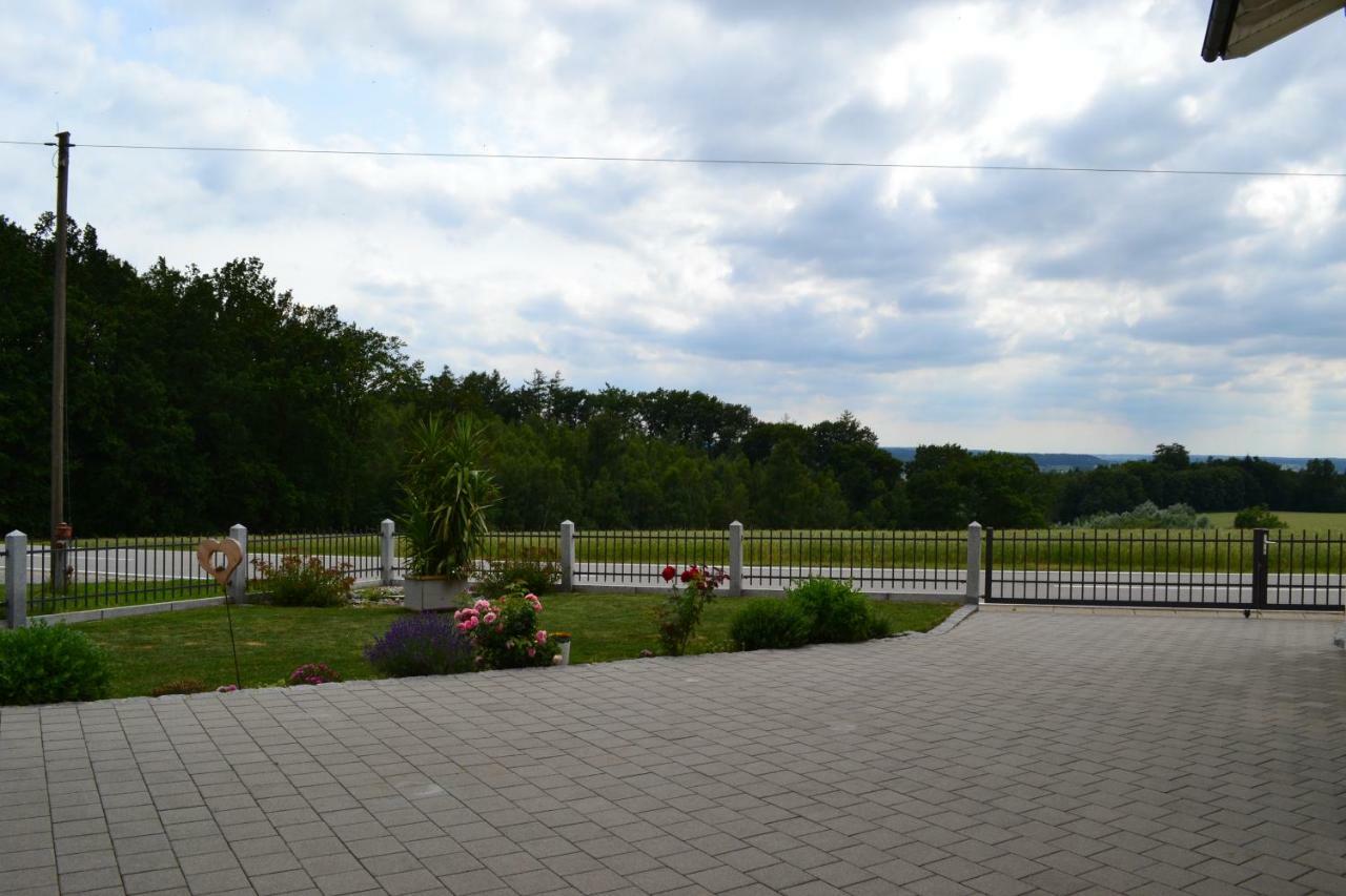 Bei Den Geissens Apartamento Aldersbach Exterior foto